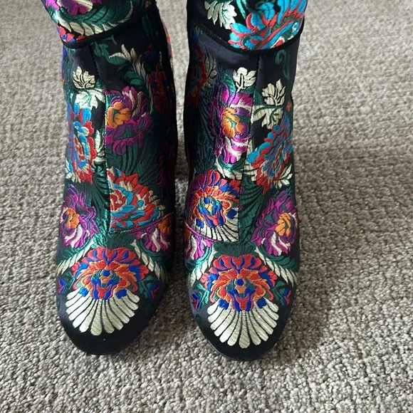 Steve Madden Floral multicolor Embroidered brocade Ankle Boots! - Picture 6 of 8